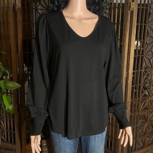 NWT SWEET LOVER VNECK TOP BLACK